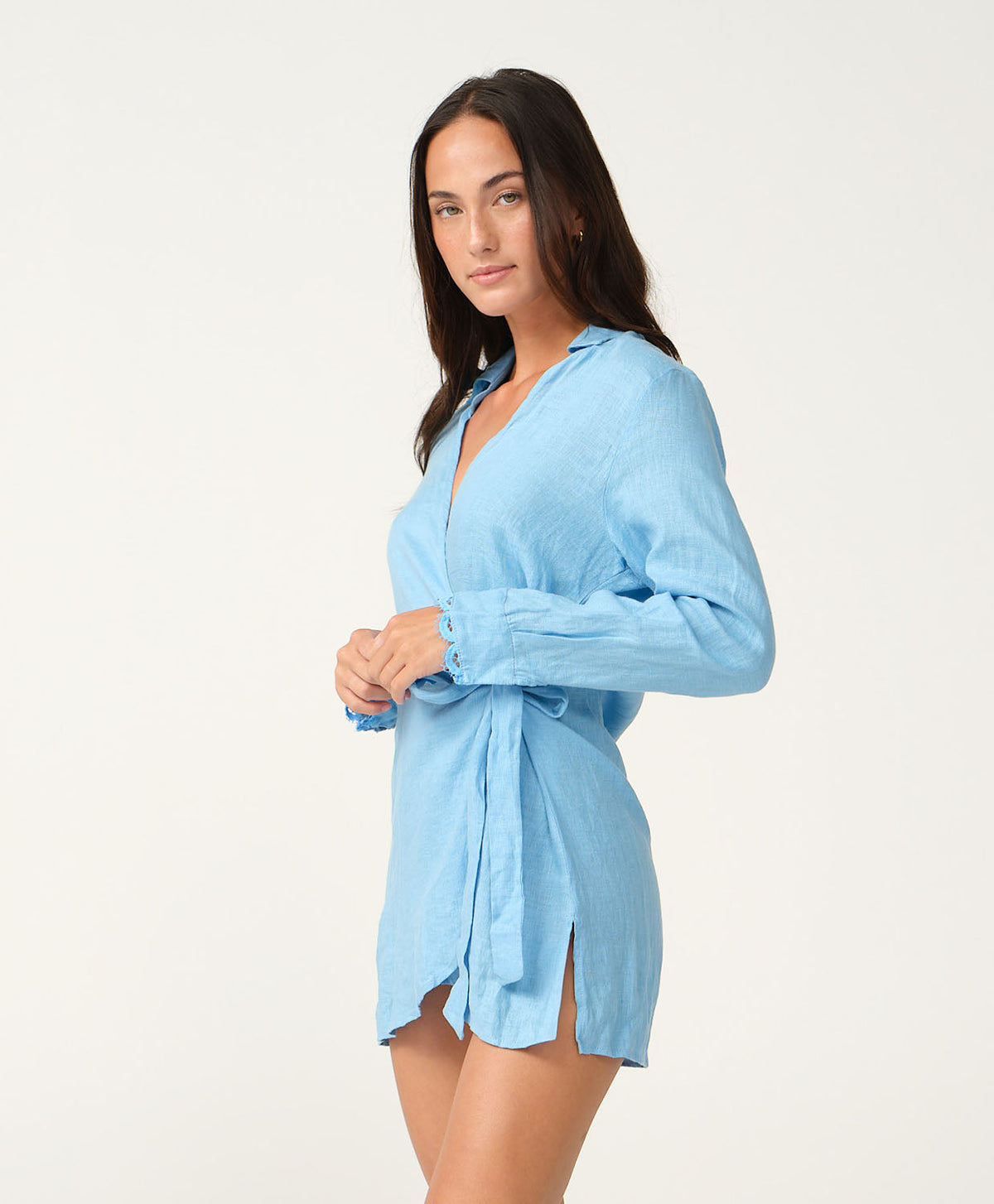 Model draagt de lichtblauwe linnen strandblouse van PQ Swim