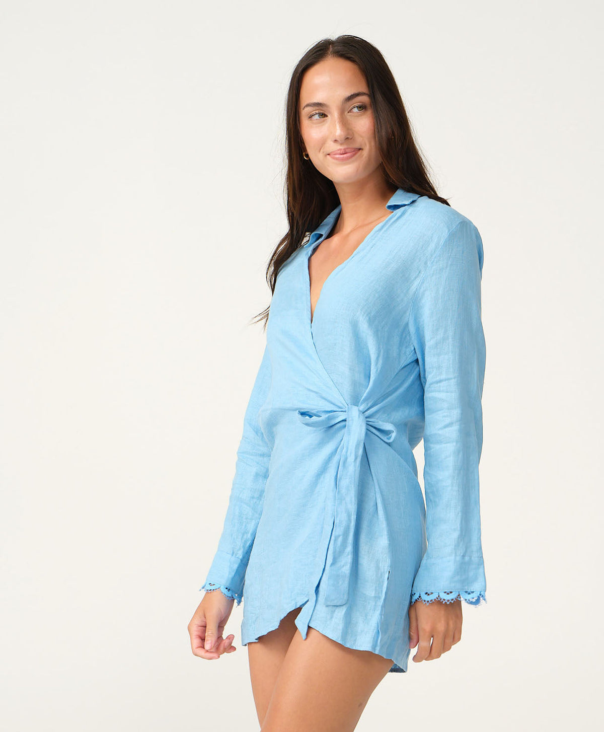 Lichtblauwe linnen strandblouse van PQ Swim aan zee
