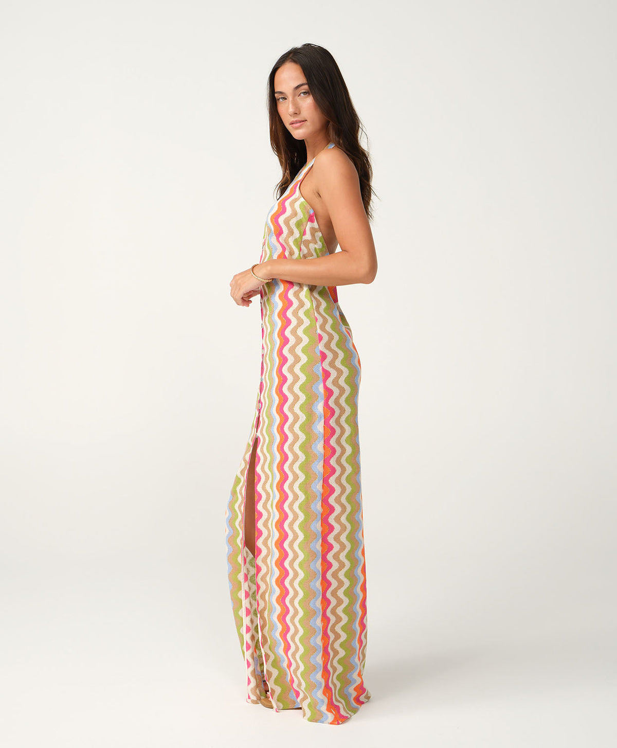 Multicolor zigzag halterjurk van PQ Swim aan zee
