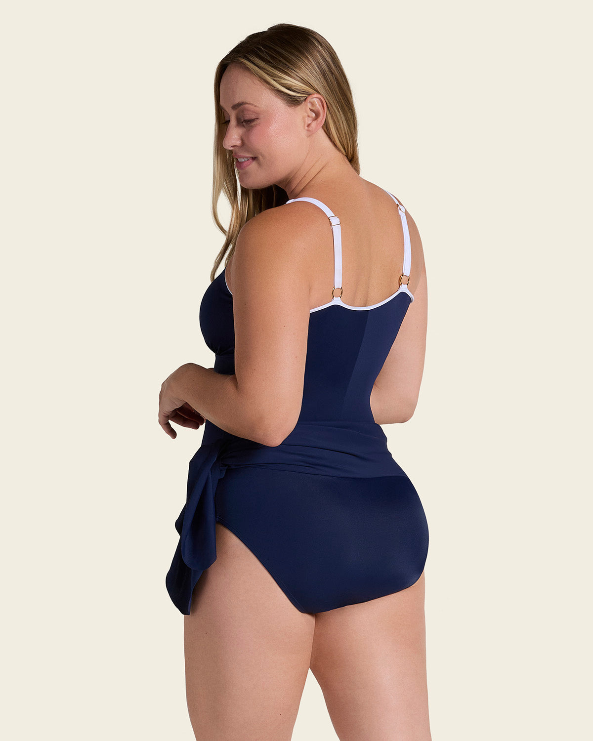 Costume modellante con gonnellina Multipurpose in blu navy di Leonisa - foto 2