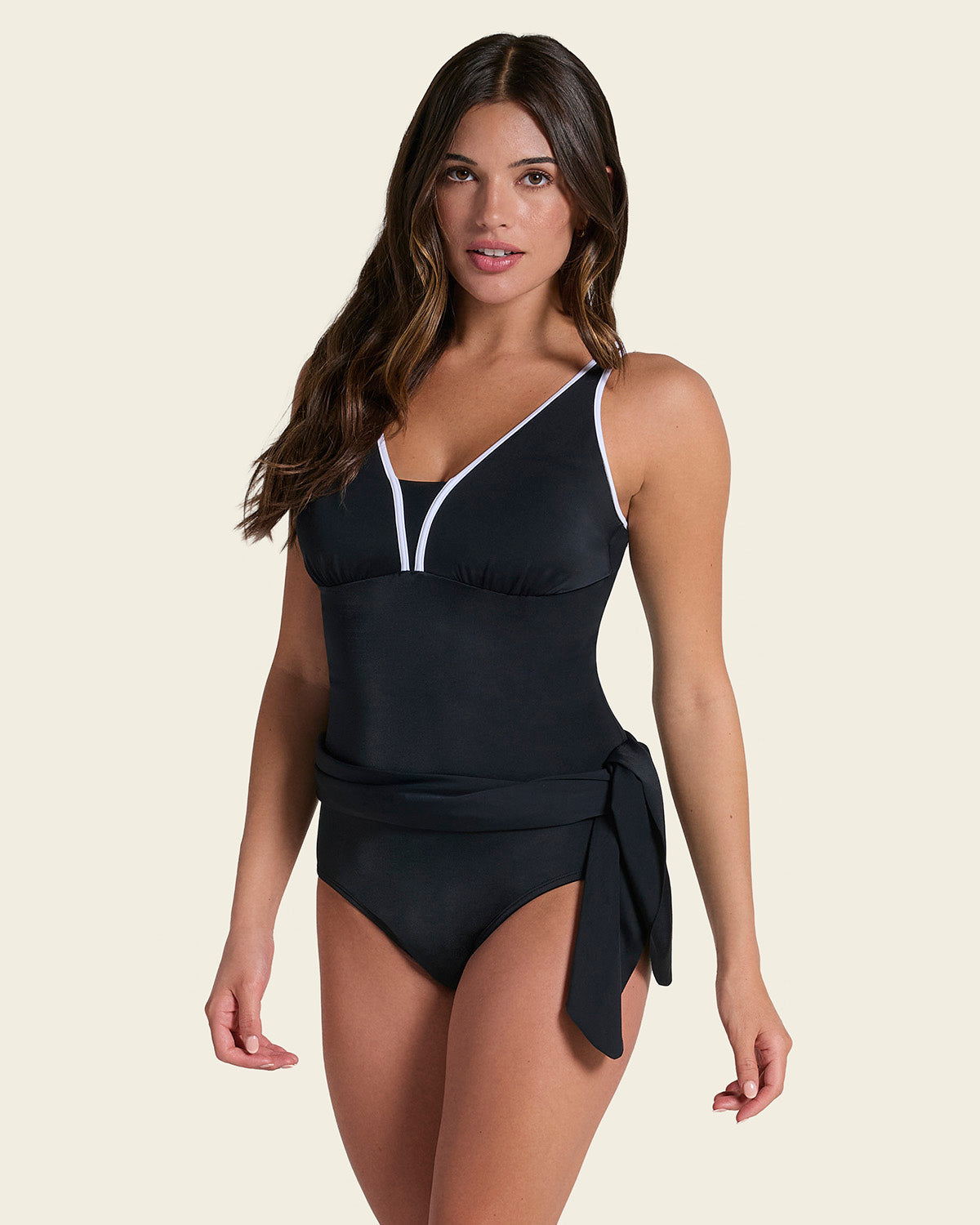 Costume modellante con gonnellina Multipurpose in nero di Leonisa - foto 5